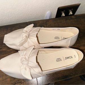 Tom’s size 12 women’s shoe